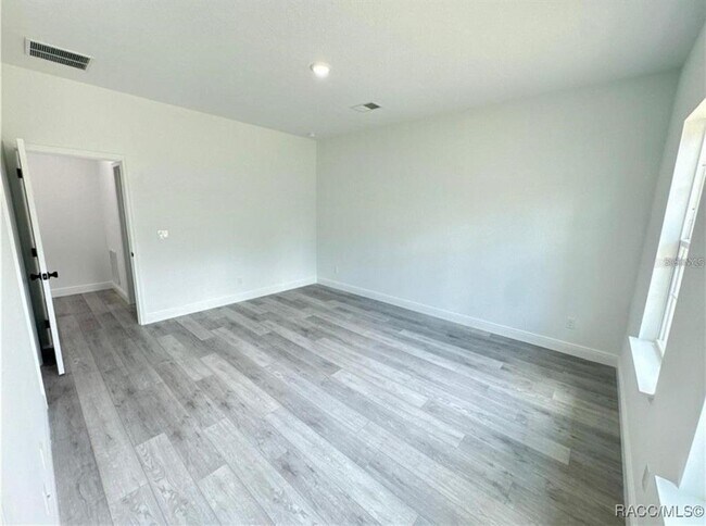 Building Photo - 8908 N Gilovu Dr