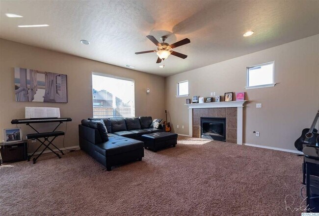Building Photo - Great Kennewick Location