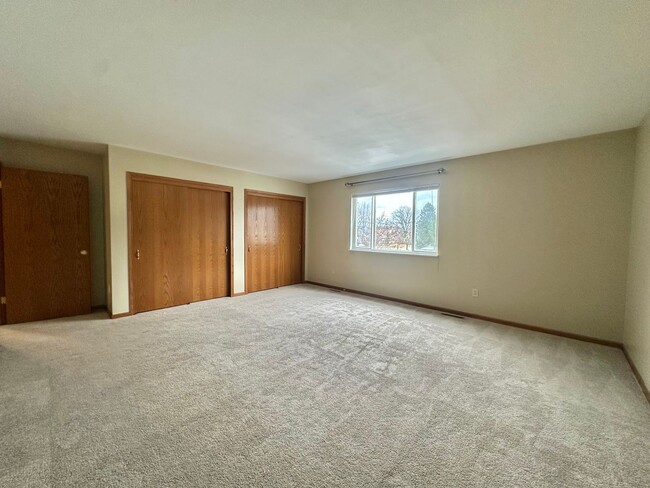 Building Photo - Charming Pewaukee Townhome with Modern Tou...