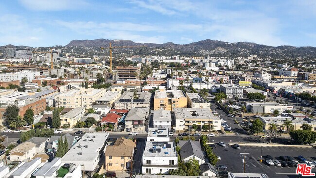 Building Photo - 6021 1/2 Romaine St