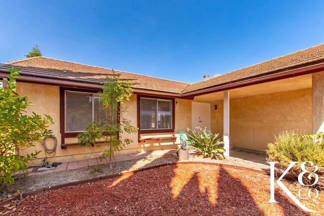 Building Photo - 559 W Avenida De Las Flores