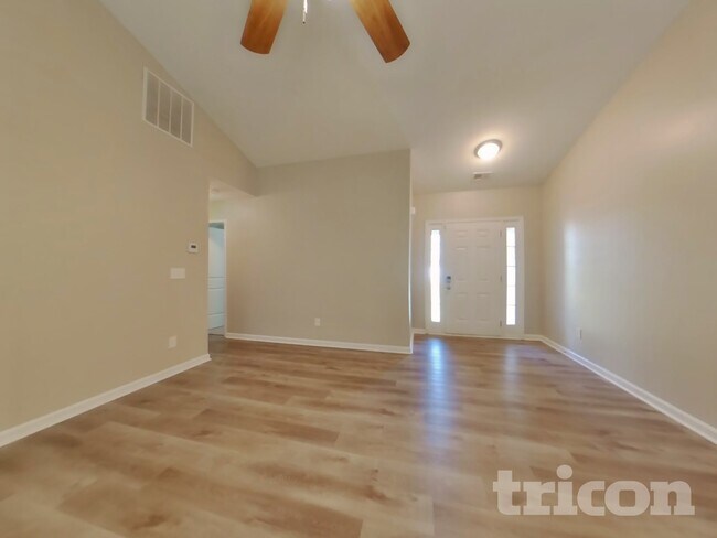 Building Photo - 652 Amberwood Dr