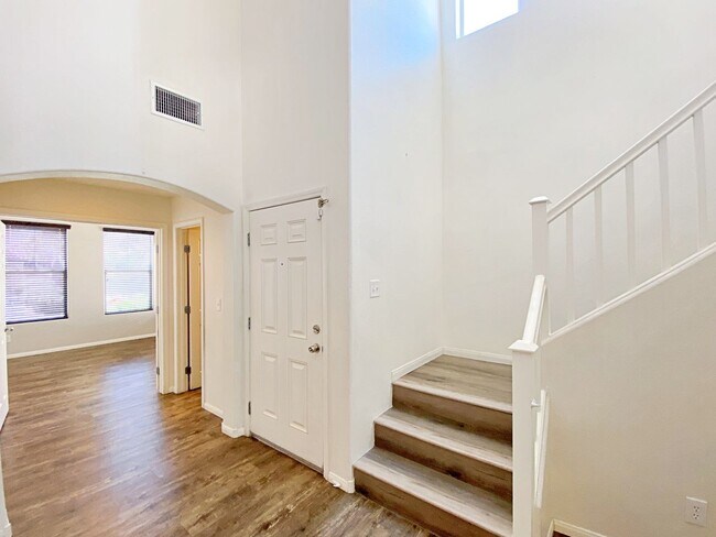 Building Photo - 4 BEDROOM + DEN 3 BATH HOME IN NORTHWEST