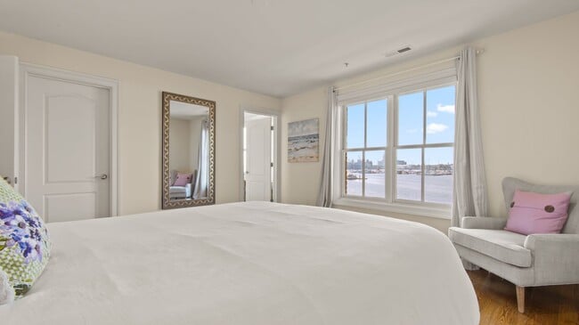 Building Photo - Waterfront living in the heart of Canton!