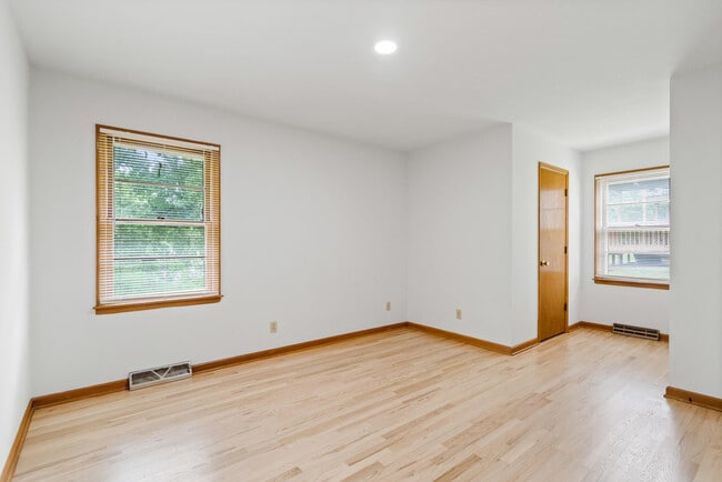Building Photo - 820 S Fairview Rd