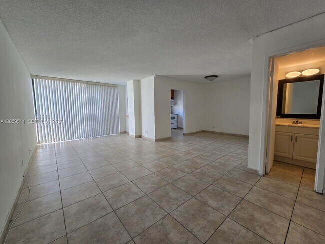 Building Photo - 17021 N Bay Rd