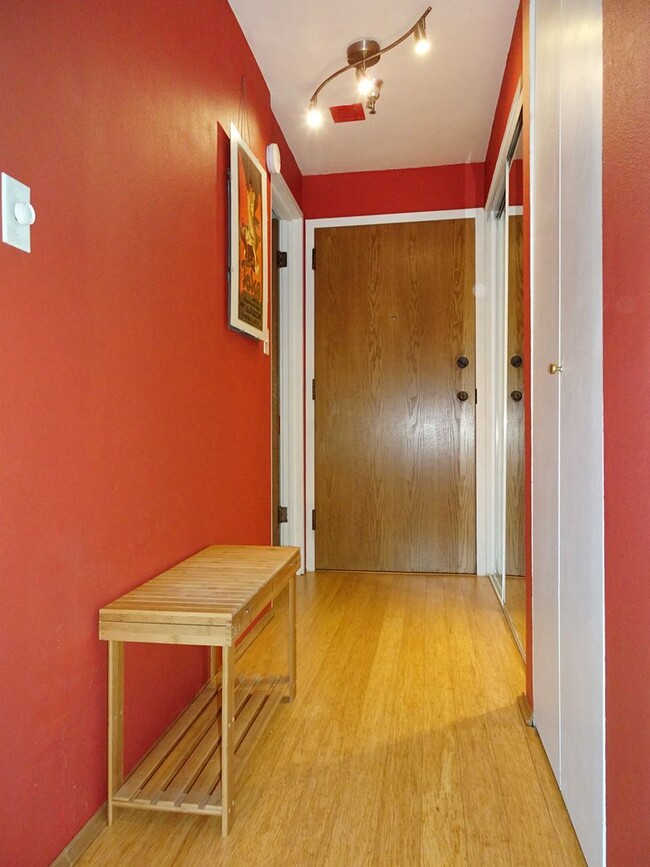 Building Photo - 0BD/1BA Seattle Condo