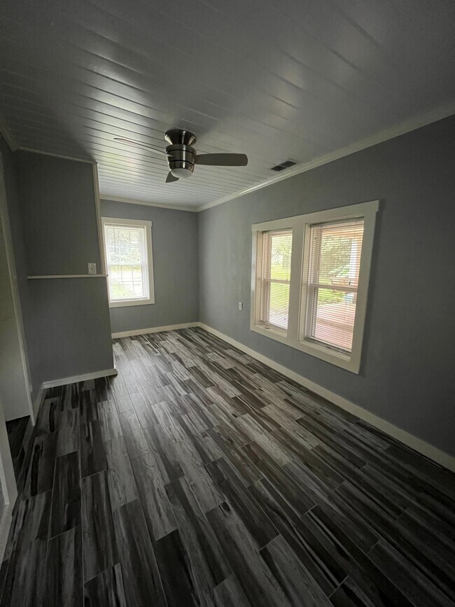 Building Photo - 1316 Aintree Ln