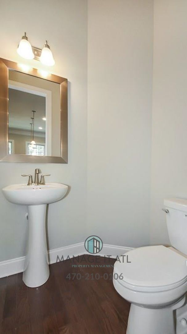 Building Photo - A beautifully designed townhome in the heart of Dunwoody