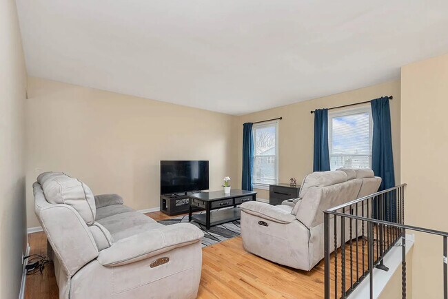 Building Photo - 572 Oswego Dr