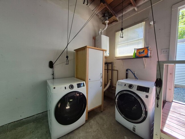 Building Photo - 2 Bedroom for Rent