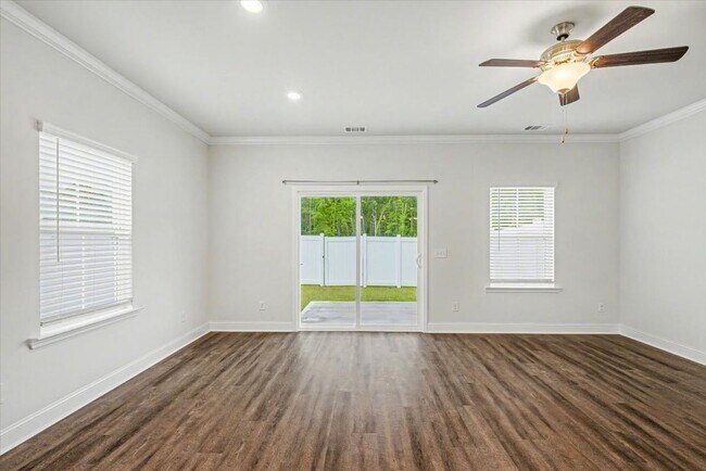 Building Photo - Like New 3 Bed, 2.5 Bath End Unit Townhome in Richmond Hill