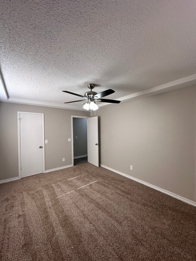 Building Photo - 4700 Clendon Way