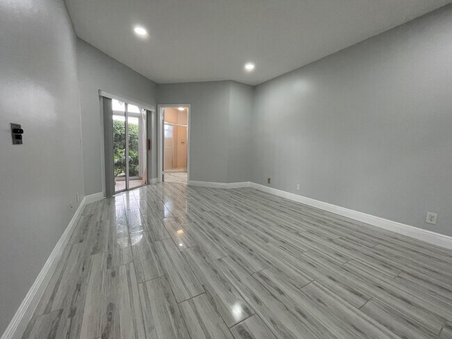 Building Photo - 6526 Via Regina