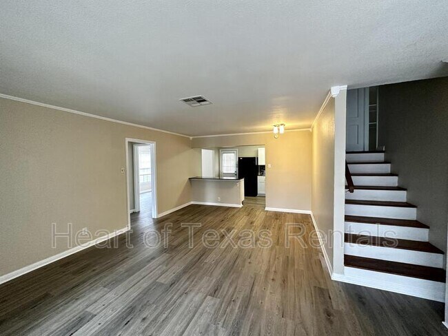 Building Photo - 2225 Pine Ave