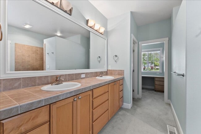Building Photo - 3 Bedroom 3 Bathroom Home in Desirable Eag...