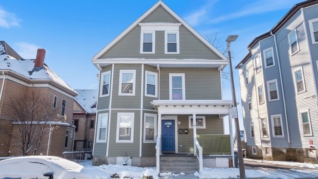 Building Photo - 32 Robinson St