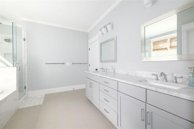 Building Photo - 152 Park Dr