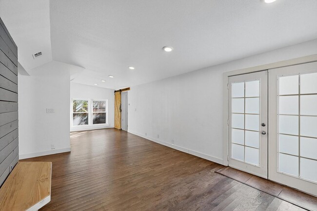 Building Photo - 8919 San Fernando Way