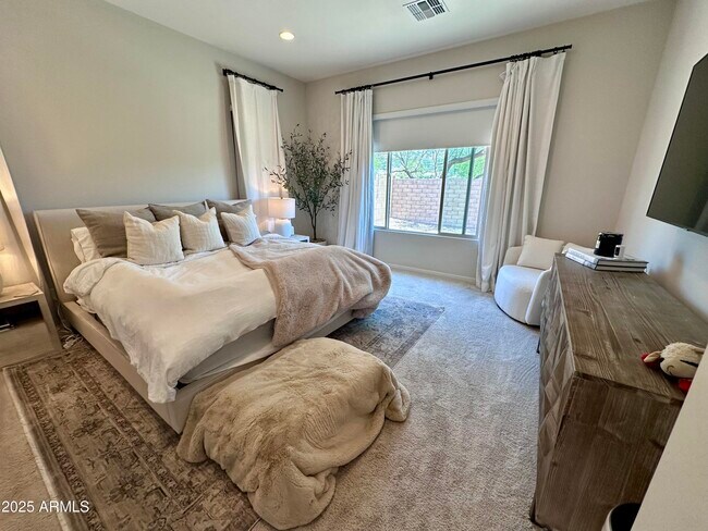 Building Photo - 2827 E Los Gatos Dr