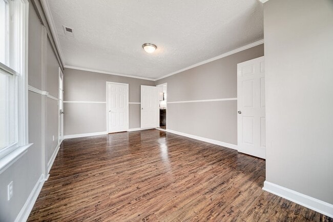 Building Photo - 312 W Schell St