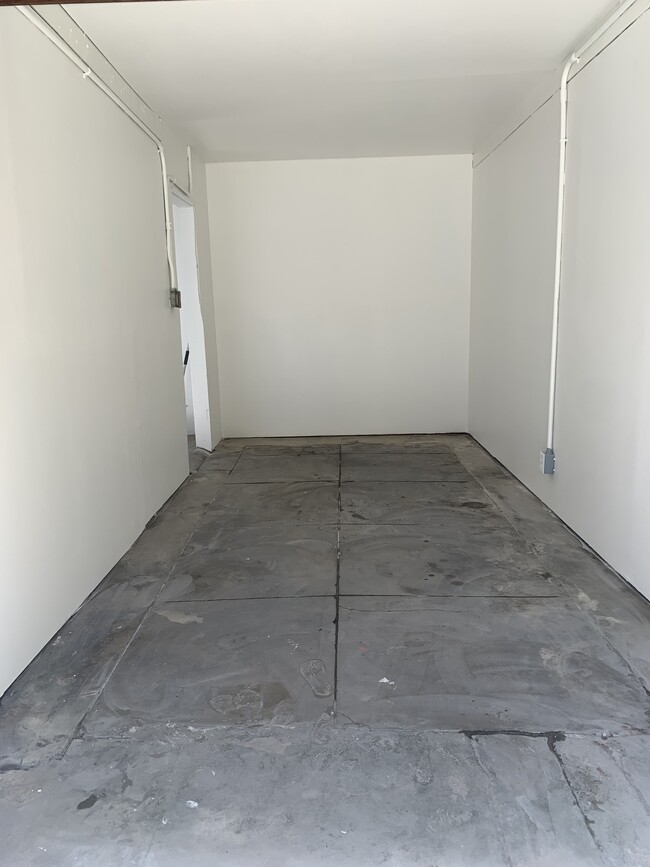 Garage - 1209 E Doidge Ct