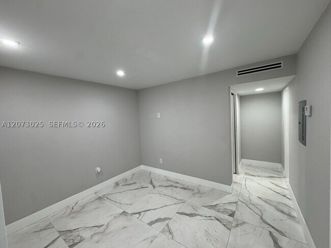 Building Photo - 15011 Coconut Ct