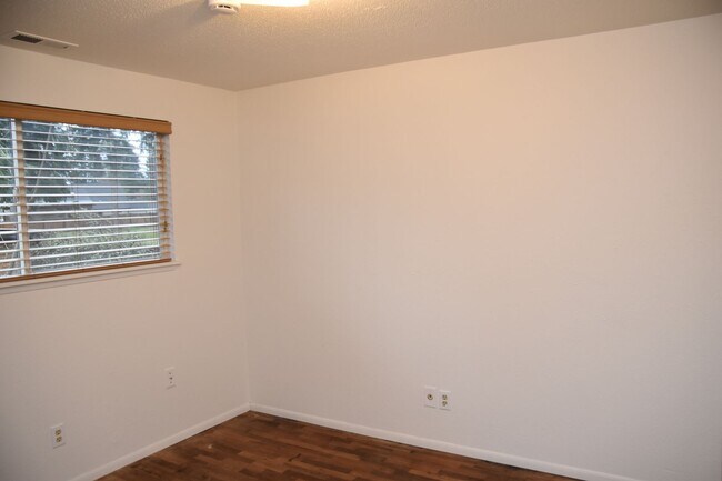Building Photo - 3 Bedroom 1 Bath University Place Rambler on Quiet Cul De Sac