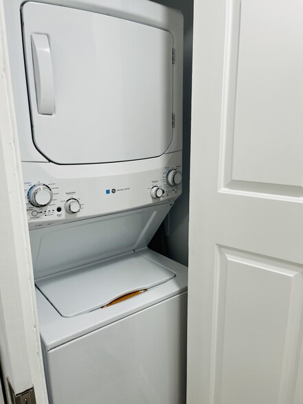 Washer/dryer - 520 N Cedar St