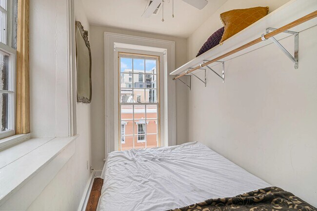 Building Photo - 342 King St