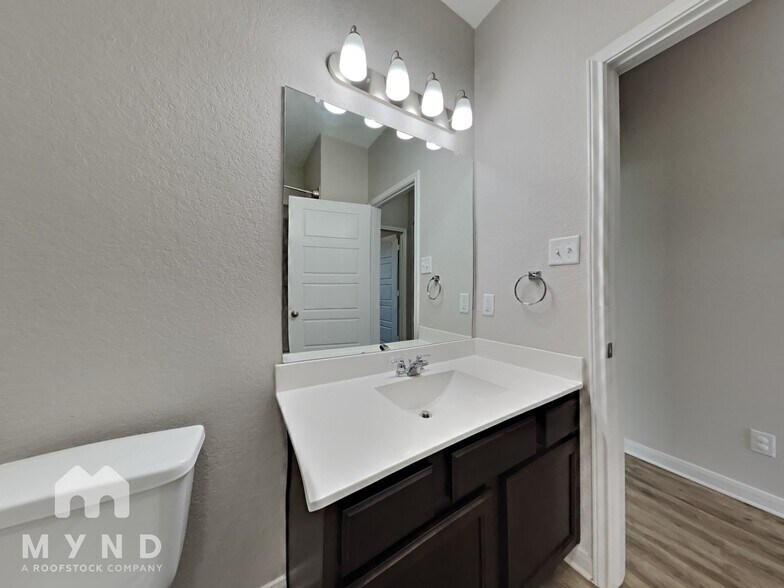 Building Photo - 2066 Rhesus Vw