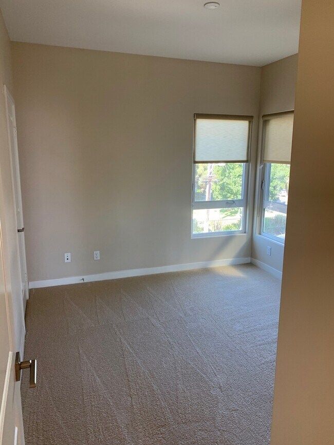 Building Photo - Modern 3 Bed/ 4 Bath, Detached, Private Dr...