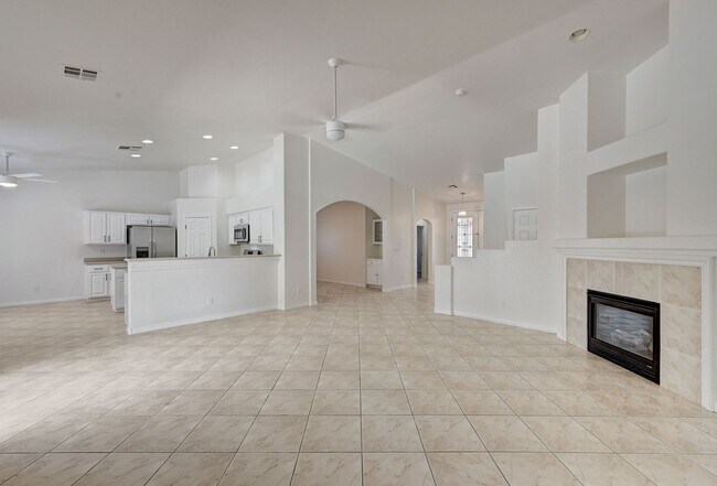 Building Photo - Beautiful 3 Bedroom Single Story Home in A...