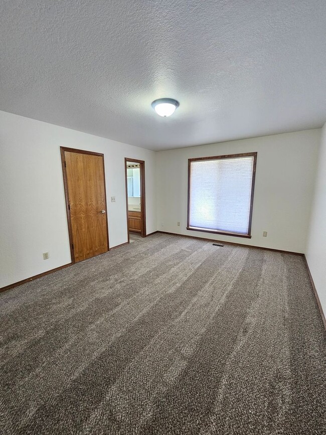 Building Photo - Beautiful 4 Bedroom Home on the Lake-April Rent FREE!