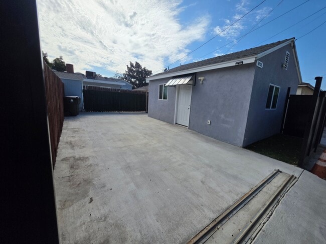 Building Photo - 6505 White Oak Ave