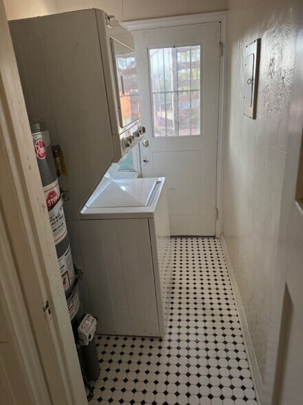 washerDryer - 2203 S Harcourt Ave