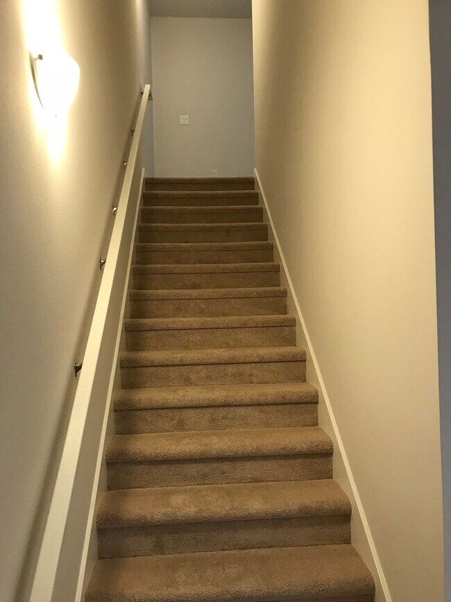 Building Photo - Newer 2 bed / 2.5 bath condo in Bryant Hei...