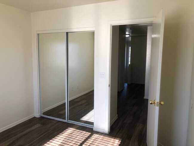Building Photo - 3 bedroom 2.5 bath home - 2 car garage - S...