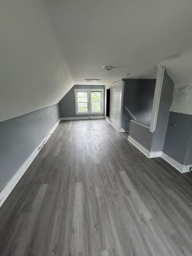 Building Photo - SECTION 8 READY!!