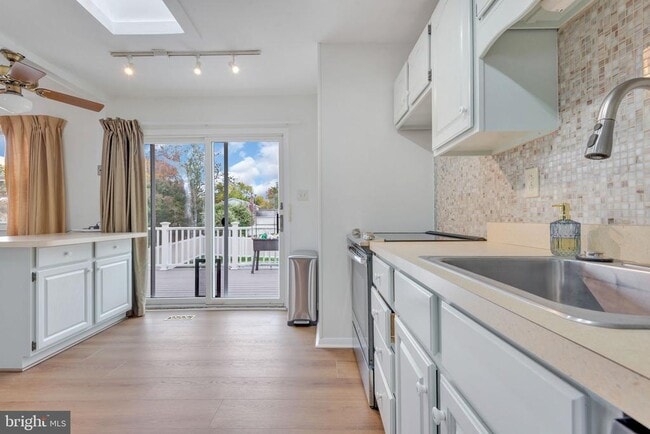 Primary Photo - 852 Birchwood Ct