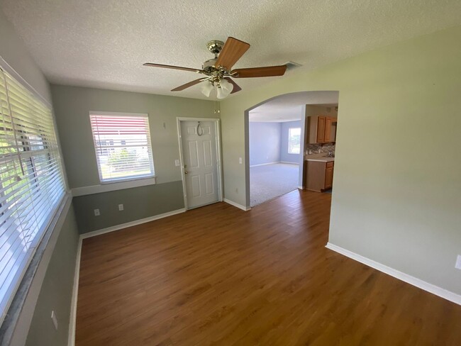 Building Photo - Beautiful Unfurnished, pet friendly home A...