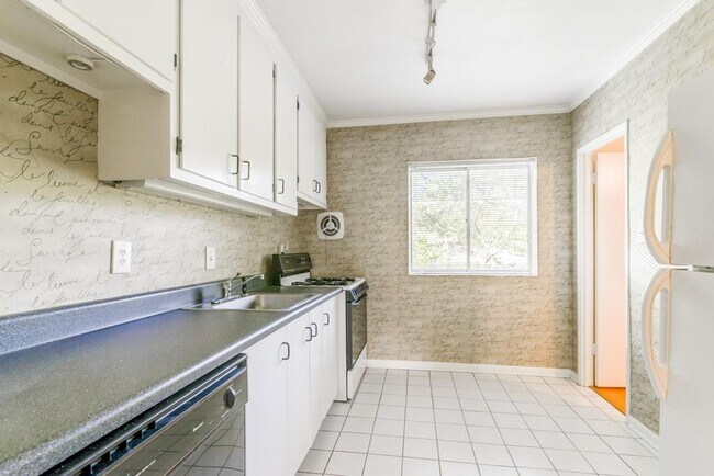 Building Photo - 91 Rumson Rd NE