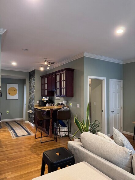 Building Photo - 127 Heath St