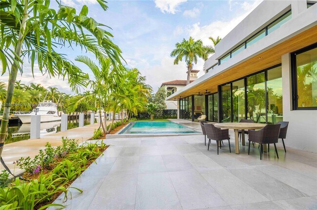 Building Photo - 401 Royal Plaza Dr