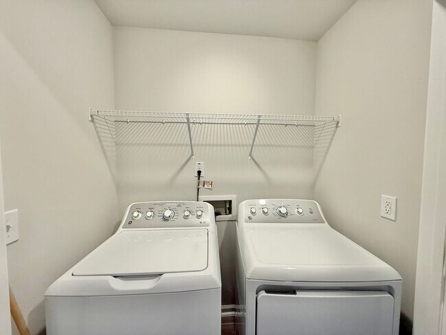 Building Photo - Gorgeous 3BD, 3.5BA Apex Townhome with 1-Car Garage in an HOA Community