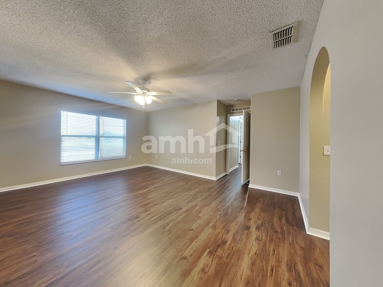 Building Photo - 12621 Lake Vista Dr