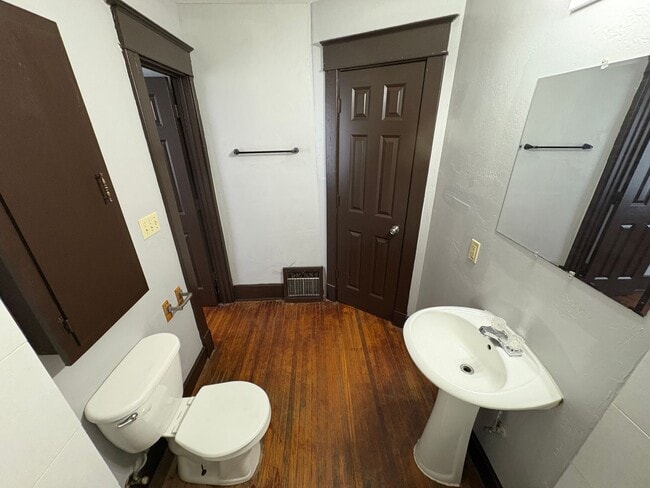 Building Photo - Large Kitchen, Hardwood Floors, Laundry included