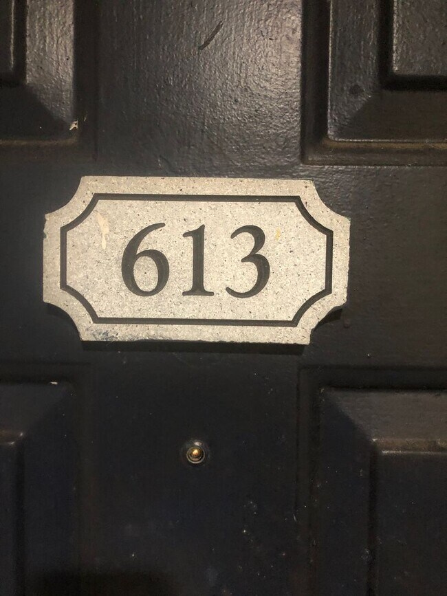 Building Photo - Large one bedroom condominium