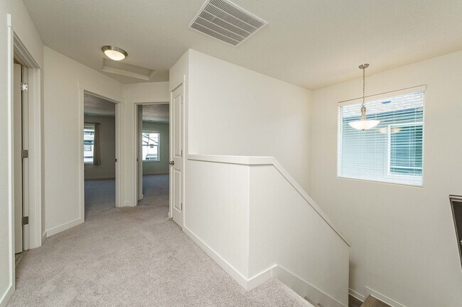 Building Photo - Light, Bright & Move-In Ready – 3BR Gem in Prime Ridgefield Location!  (Pet Friendly)