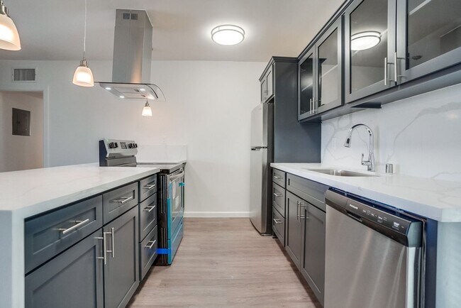 Building Photo - 621 E 99th St